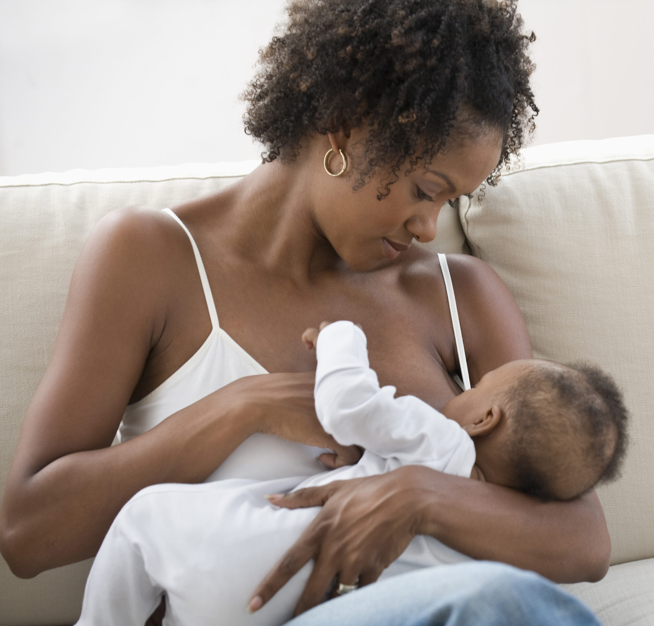 breastfeeding mom, wearable breast pump, hands-free breast pump
